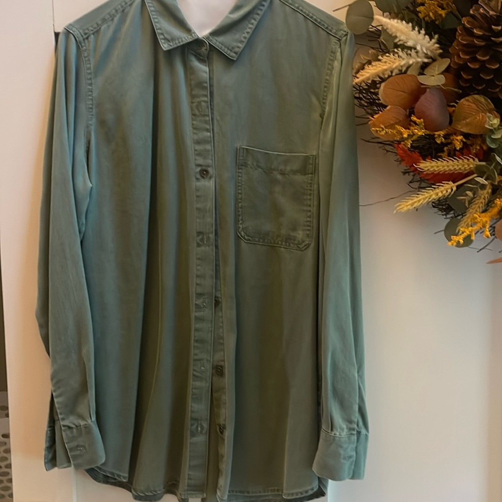 Old Navy size medium ladies, sage, green button-down